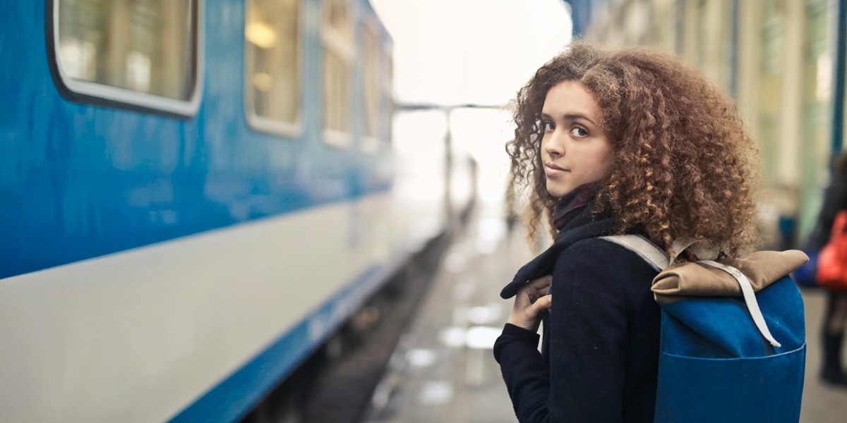 Chica estación tren